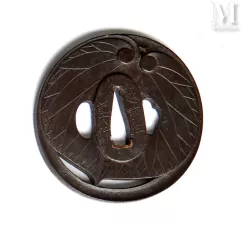 JAPON, Époque Edo, XVIIIe siècle, École de Echizen-Tsuba kawari gata en fer-img1
