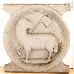 Elément d'architecture en marbre sculpté à décor d'un agneau pascal--img1