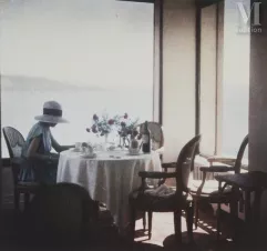 *Jacques Henri LARTIGUE (1894-1986)-Bibi au restaurant du Cap-Eden-Roc, Cap d'Antibes, mai 1920-img1