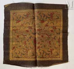 Tissu décoratif tissé de motifs polychromes végétaux et floraux, rehauts de fils d’or.--img1