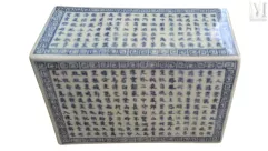 CHINE, XIXe siècle-Appui-nuque en porcelaine bleu et blanc-img1