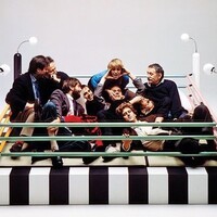 Photographie officielle du Groupe Memphis en 1981 : Michele de Lucchi, Matteo Thun, Marco Zanini, Aldo Cibic, Andrea Branzi, Ettore Sottsass, Barbara Radice, Martine Bedin, George J. Sowden, Nathalie du Pasquier.
