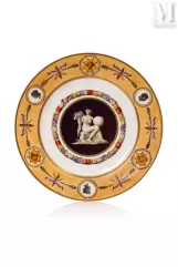RARE ASSIETTE EN PORCELAINE DE SÈVRES DU SERVICE DIT “DU PAPE”,--img1
