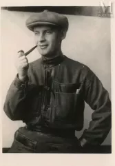 Alexandre RODTCHENKO (1891-1956) ou Mikhail KAUFMAN (1897-1980)-Autoportrait ou portrait, dans sa tenue de travail confectionnée par Varvara Stepanova, 1920 d'après des esquisses de Rodtchenko-img1