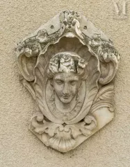 Sculpture d'extérieur, tête de femme dans un cartouche--img1