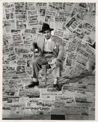 Le gangster Mickey Cohen-Assis avec ses coupures de presse le dénonçant, c. 1949-img1