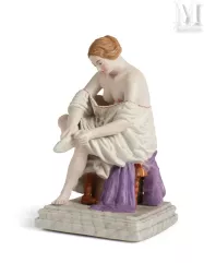 Figurine en biscuit polychrome et rehauts dorés figurant la “Jeune femme à la toilette”--img1