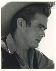 GÉANT (Giant)-James Dean sur le tournage du film de George Stevens, Marfa, Texas, 1955-img1
