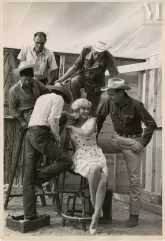 LES DÉSAXÉS (The Misfits)-Marilyn Monroe, Clark Gable, Arthur Miller, John Huston, Montgomery Clift et Elie Wallach sur le tournage du film de John Huston à Reno, Nevada, 1960-img1
