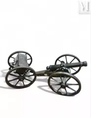 Canon en bronze patiné et bois, avec son coffre à poudre accroché.--img1