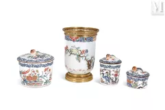 SAMSON, Porcelaine de-Un gobelet sur piédouche et trois petits pots couverts-img1