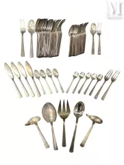 MANNETTE à thématique métal argenté, elle comprend:--img1