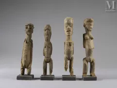 Ensemble de 4 statuettes féminines et hermaphrodite--img1