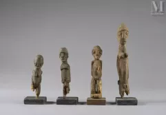Ensemble de 4 petites statuettes féminines et masculines--img1