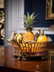 UNE DES DEUX CORBEILLES À ANSES SERPENT DU SERVICE “À FOND POURPRE” DE CAMBACÉRÈS--img1