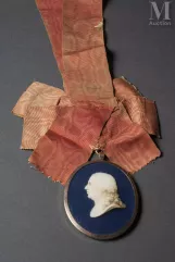 Médaillon offert par Louis XVIII à Victoire Aimée GOUIN DU FIEF, Amazone de l'Armée de Charette-Médaillon en porcelaine au profil du roi Louis XVIII offert à Victoire Gouin du Fief, dite Madame Dufief, Amazone de Charette-img1