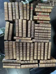 Un carton de livres comprenant :--img1