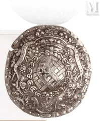 Plaque en argent repoussé ciselé aux armes du marquis Pierre-Joseph Kergariou de Roscouet (1736-1795),--img1