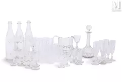 Réunion de plusieurs parties de services de verres en cristal comprenant :--img1