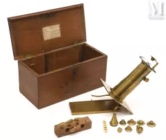 Microscope solaire de projection en laiton-Avec ses objectifs, c. 1830-img1