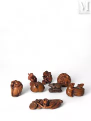 CHINE dans le goût du JAPON, XXème-Lot de sept netsuke et d'une balle sculpté en bois patiné brun-img1