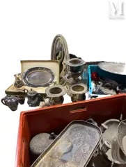 TRÉS IMPORTANTE MANETTE DE LOTS EN MÉTAL ARGENTÉ--img1