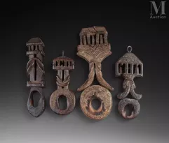 Quatre anciens axes de baratte à beurre--img1