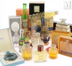 Important lot de flacons de parfum factices--img1