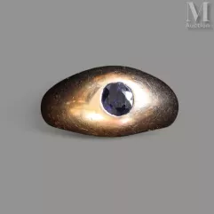 Bague en or ornée d'un saphir--img1