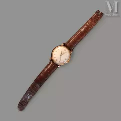 CYMA : Une montre bracelet en or--img1