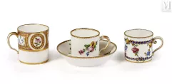 Trois tasses et une sous-tasse en porcelaine dépareillées--img1