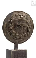 Médaillon circulaire représentant en bas relief le dieu Amon--img1