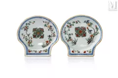 CHINE, Epoque Kangxi, XVIIIe siècle-Paire de coupes en porcelaine-img1